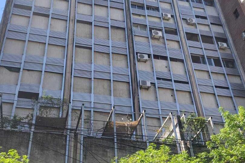 Departamento de dos dormitorios con cochera, tercer piso, contrafrente.