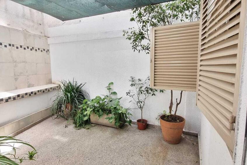 Imagen de con patio y cochera Imagen de con patio y cochera